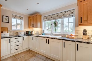 Microwave, oven, dishwasher, cookware/dishes/utensils - 3 Bed in Thimbleby (oc-f32848) (Thimbleby)