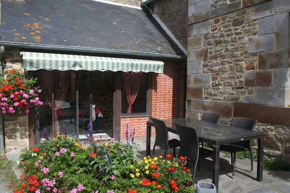 Outdoor dining - Bed and Breakfast 'Chambre Marine' with Shared Terrace, Shared Garden and Wi-Fi (Mont-Dol)