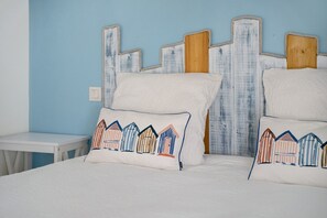 1 bedroom, WiFi, bed sheets - “Chambre Marine” Guest Room with Shared Terrace, Shared Garden, and Wi-Fi (Mont-Dol)