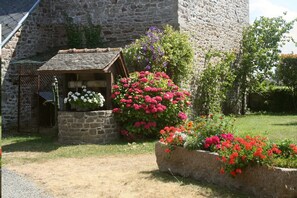 Property grounds - Bed and Breakfast 'Chambre Marine' with Shared Terrace, Shared Garden and Wi-Fi (Mont-Dol)