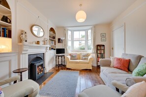 TV, fireplace - 3 Bed in Aldeburgh (oc-ahs) (Aldeburgh)