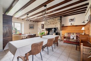 Dining - Domaine De La Roche – Guest Room “Chambre Nature” with Shared Terrace and Garden (Mont-Dol)
