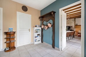 Interior - Bed and Breakfast 'Domaine De La Roche - Chambre Bleu' with Shared Terrace, Shared Garden and Wi-Fi (Mont-Dol)