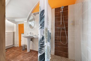 Shower, hair dryer, towels - Domaine De La Roche – Anémone Suite Accessible for Reduced Mobility (Mont-Dol)