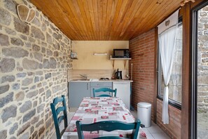 A compact kitchen with a microwave, sink, and a small window. - Domaine De La Roche – Anémone Suite Accessible for Reduced Mobility (Mont-Dol)