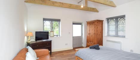 Iron/ironing board, free WiFi, bed sheets