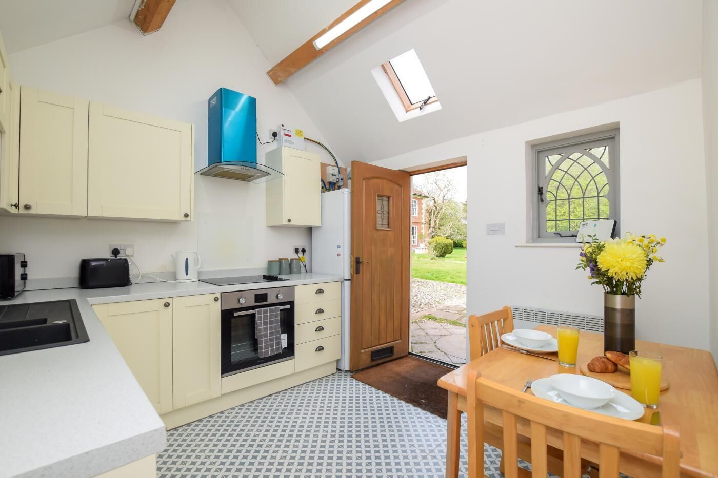 Oven, dishwasher, cookware/dishes/utensils