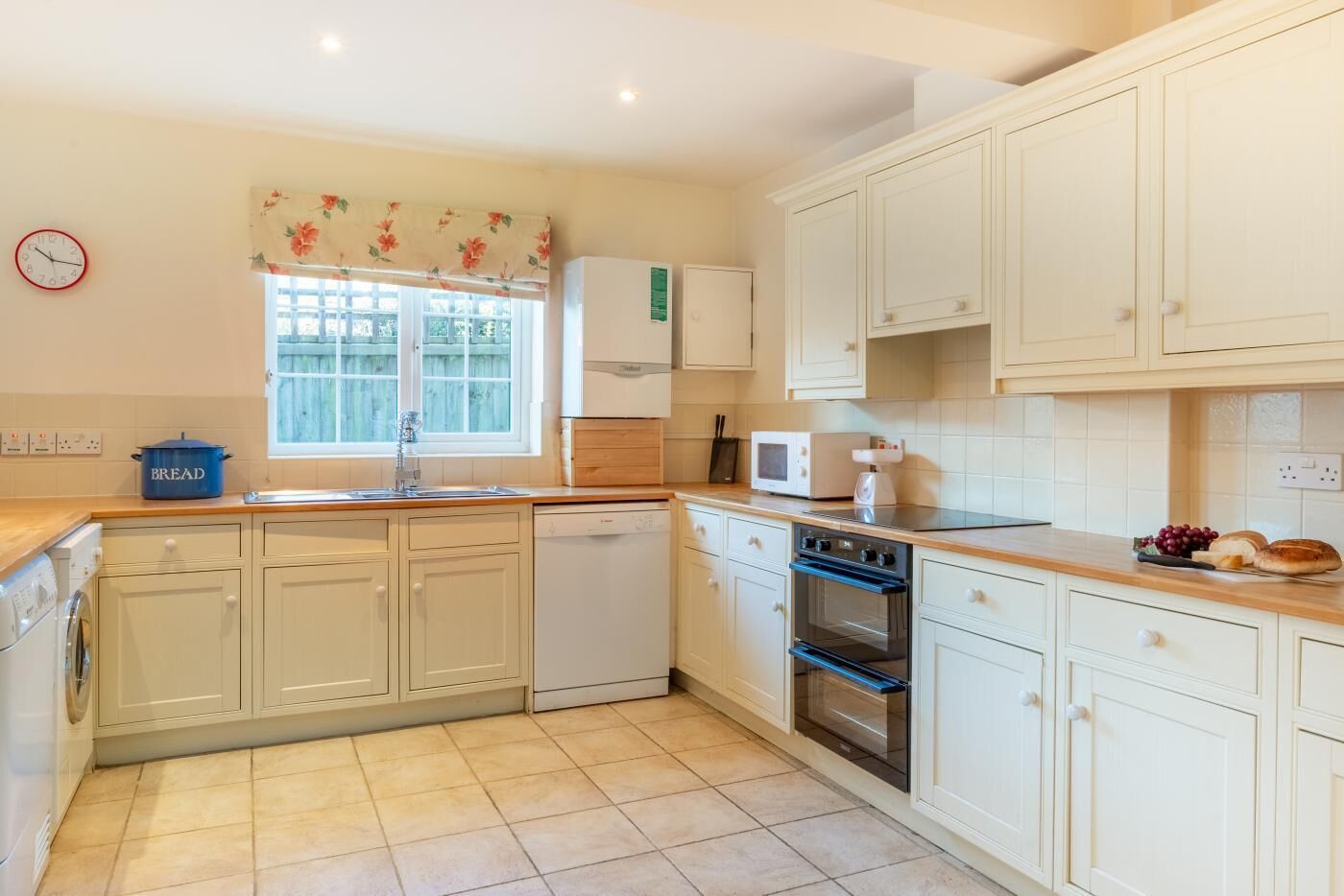 Four à micro-ondes, un four, lave-vaisselle, chaise haute