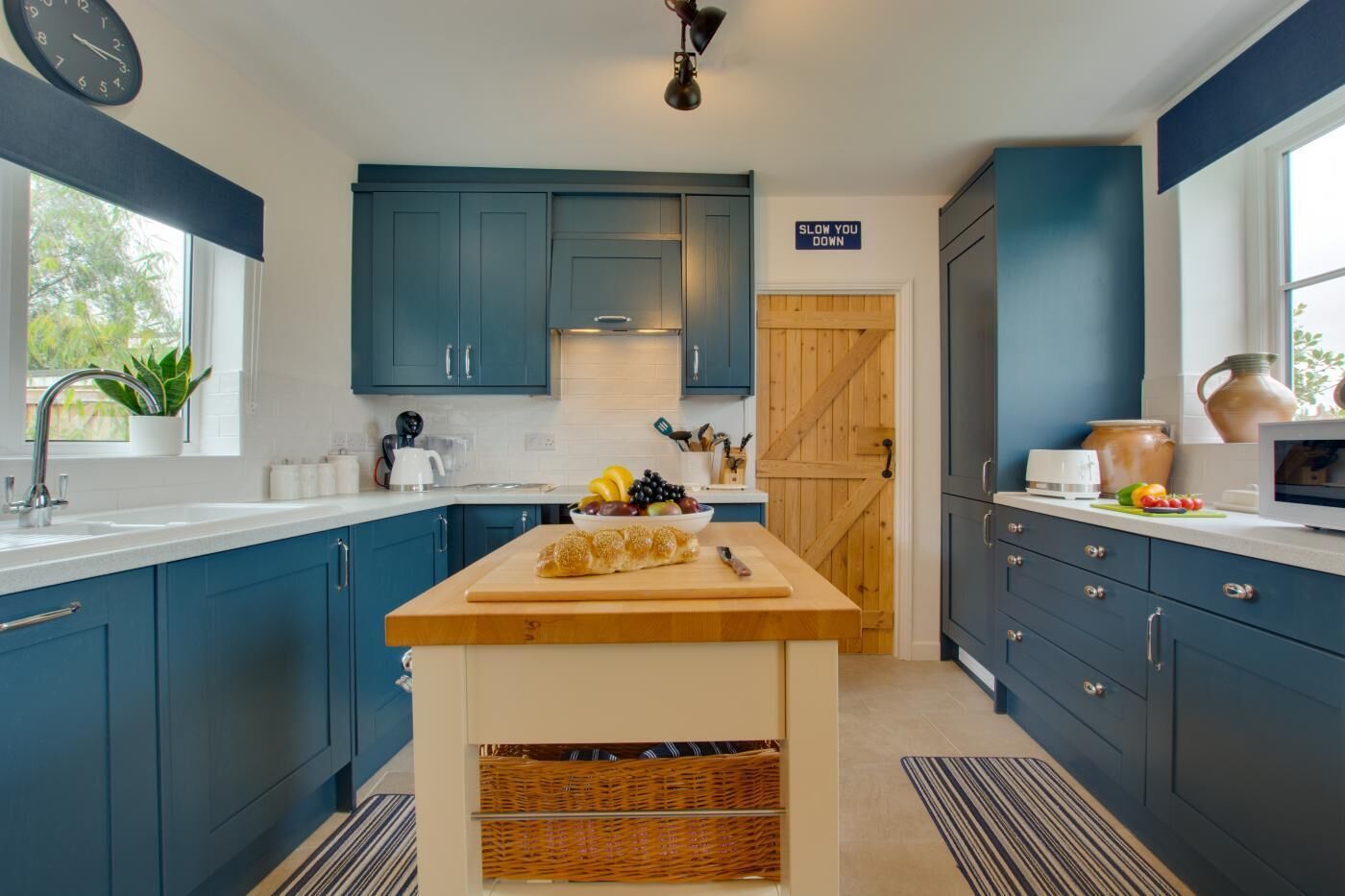 Micro-ondes, four, lave-vaisselle, chaise haute