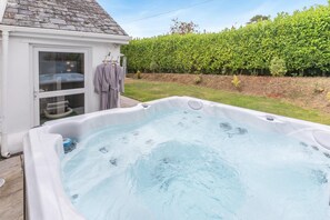 Outdoor spa tub - 1 Bed in Clyst Honiton (oc-c32989) (Clyst Honiton)