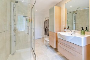 Towels - 1 Bed in Clyst Honiton (oc-c32989) (Clyst Honiton)