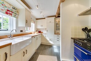 ميكروويف، فرن، غسالة أطباق، مستلزمات طهي/أطباق/أوعية