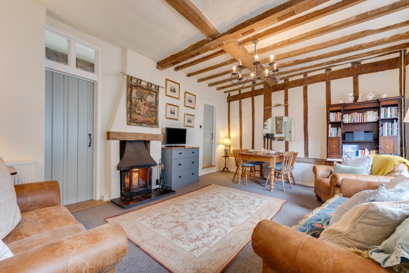 Televisie en een open haard