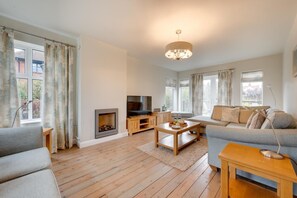TV - 4 Bed in Southwold (oc-lol) (Southwold)