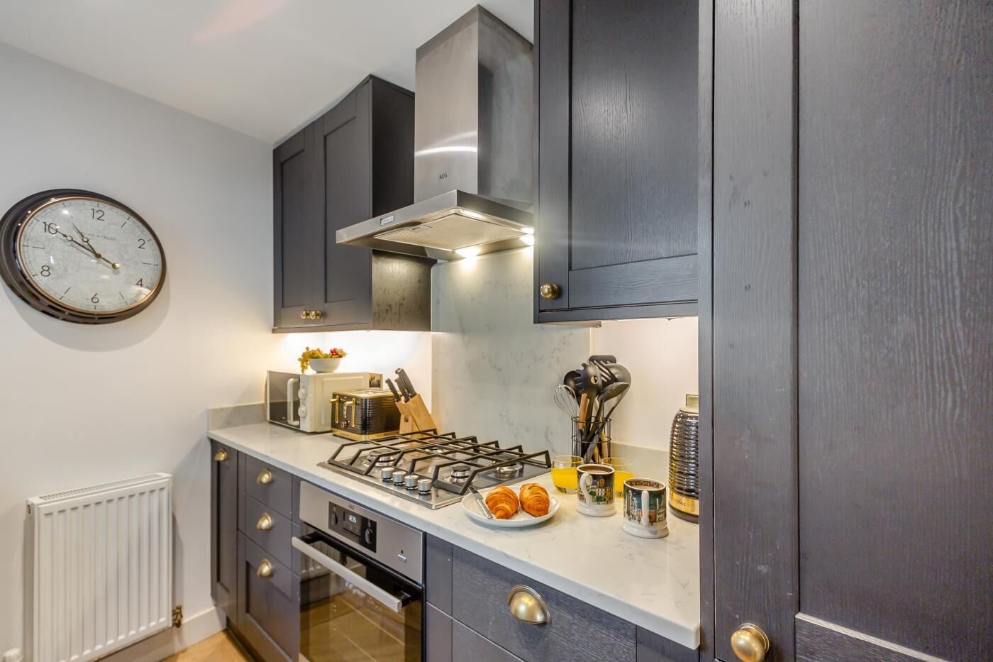 Four à micro-ondes, un four, lave-vaisselle, chaise haute