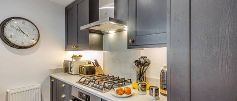 Four Ă micro-ondes, un four, lave-vaisselle, chaise haute