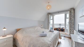 Iron/ironing board, free WiFi, bed sheets