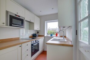 Microwave, oven, cookware/dishes/utensils - 2 Bed in Aldeburgh (oc-prd) (Aldeburgh)