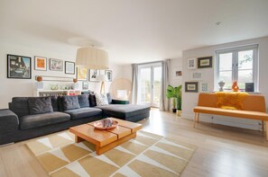 TV, fireplace - 5 Bed in Southrepps (oc-2211) (Antingham)