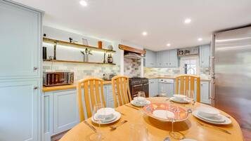 Microwave, oven, dishwasher, cookware/dishes/utensils