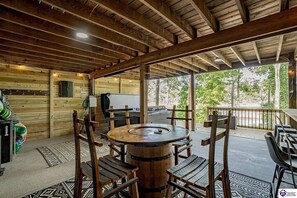 Outdoor dining - The Blue Lagoon - Beautiful 4-bedroom house on Rough River Lake in McDaniels, KY (McDaniels)