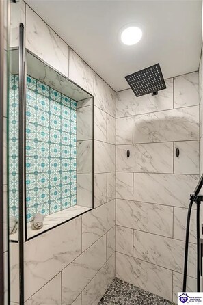 Shower, towels, soap, toilet paper - The Blue Lagoon - Beautiful 4-bedroom house on Rough River Lake in McDaniels, KY (McDaniels)