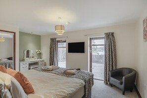 Iron/ironing board, travel cot, free WiFi, bed sheets - 2 Bed in Horning (oc-h33013) (Horning)