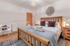 3 habitaciones, tabla de planchar con plancha y cuna de viaje 