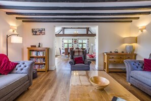 TV, fireplace - 5 Bed in Clows Top (oc-m32976) (Clows Top)