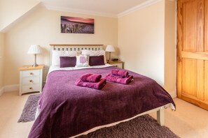 Tabla de planchar con plancha, wifi gratis y ropa de cama 