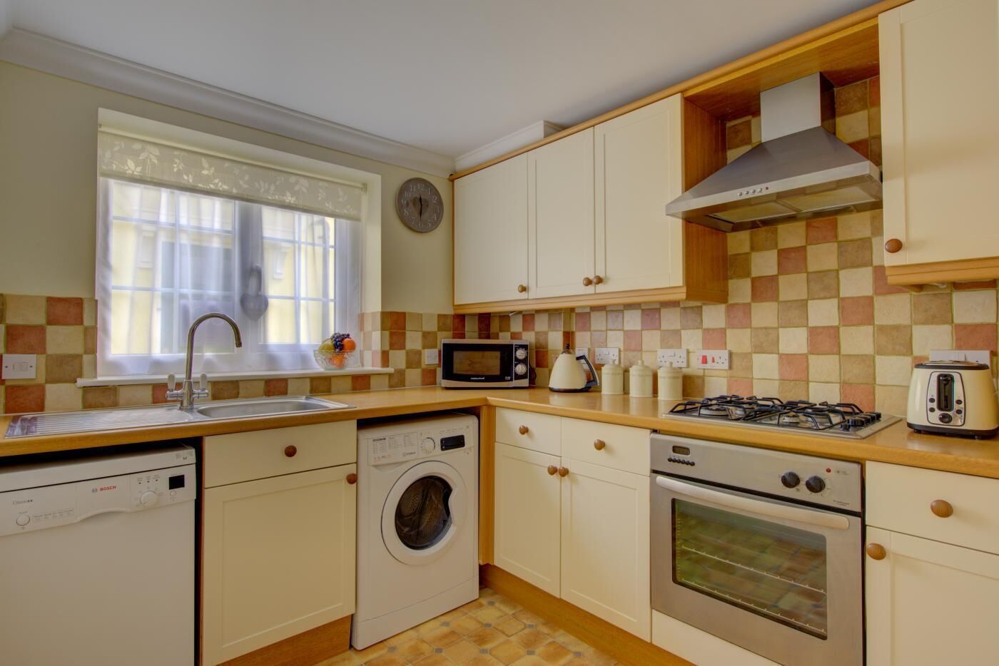 Micro-ondes, four, lave-vaisselle