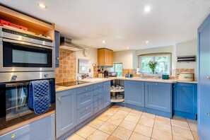 Microwave, oven, dishwasher, high chair - 4 Bed in Arne (oc-wy343) (Arne)