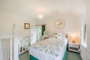 4 bedrooms, travel crib, WiFi (free), bed sheets