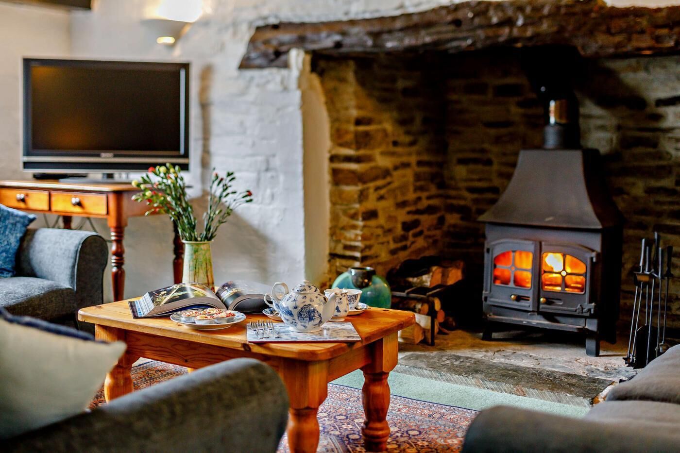 Télévision, cheminée