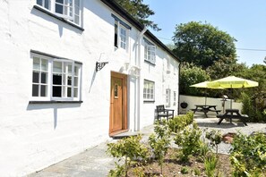 Outdoor dining - 4 Bed in Two Waters Foot (oc-f27331) (Warleggan)