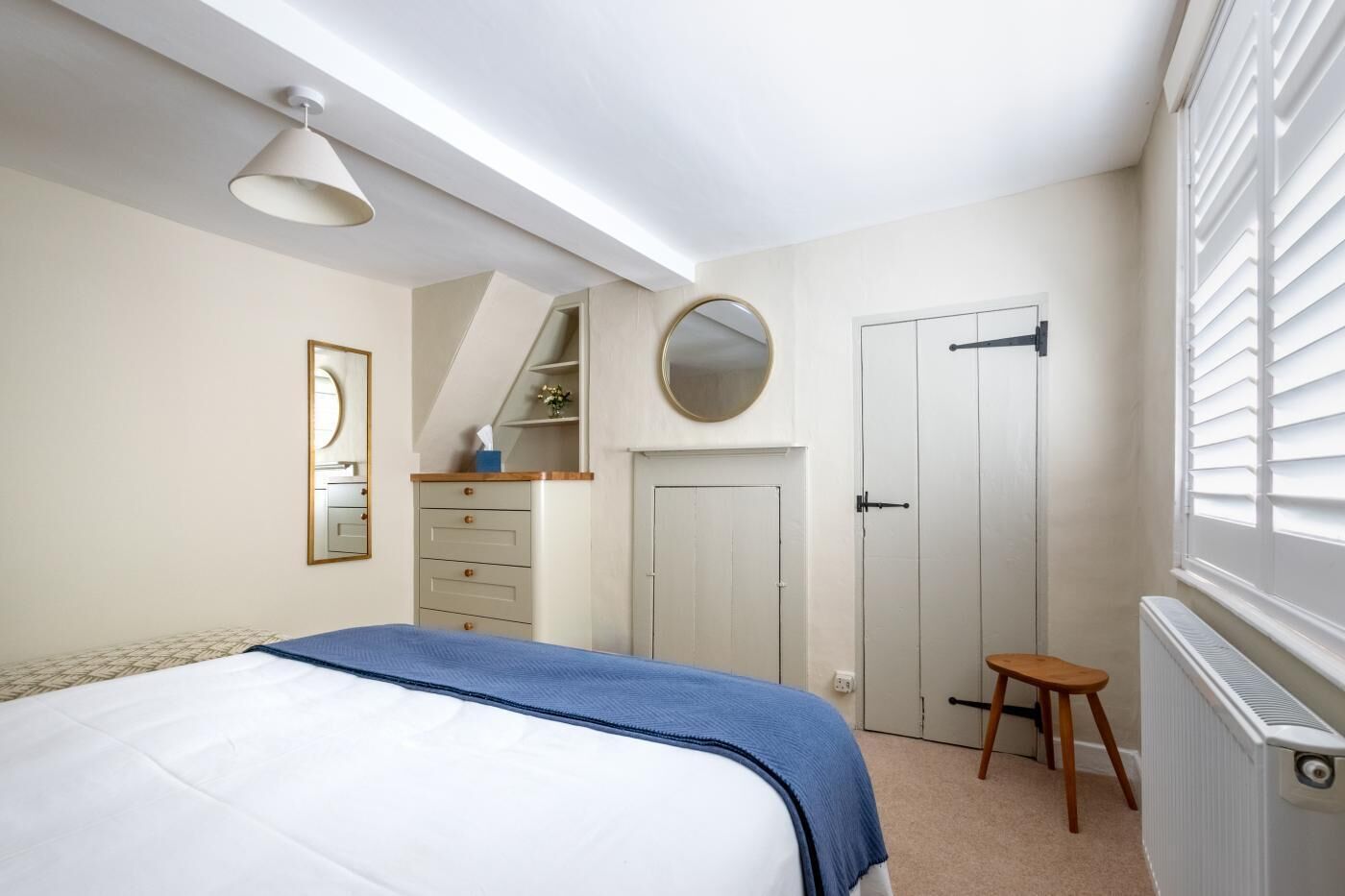 Tabla de planchar con plancha, wifi gratis y ropa de cama 