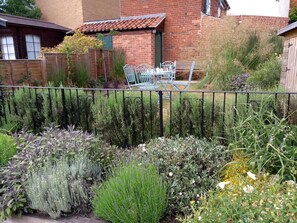 Property grounds - 2 Bed in Woodbridge (oc-csn2) (Woodbridge)