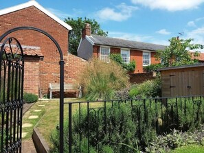 Property grounds - 2 Bed in Woodbridge (oc-csn2) (Woodbridge)