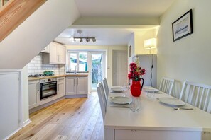 Dining - 3 Bed in Bridport (oc-wy401) (Bridport)
