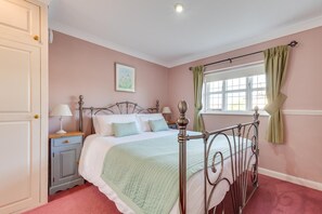 A bedroom with a bed, bedside tables, a window with curtains, and a door. - 2 Bed in Friston (oc-lcq) (Friston)