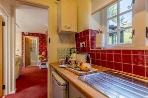 Microwave, oven, cookware/dishes/utensils - 1 Bed in Two Waters Foot (oc-a27332) (Warleggan)