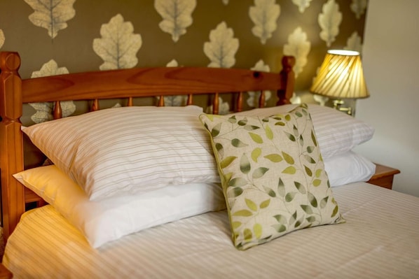 Free WiFi, bed sheets - 1 Bed in Two Waters Foot (oc-a27332) (Warleggan)