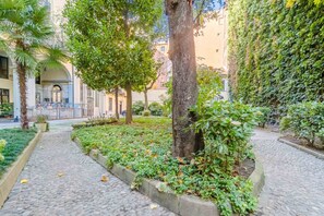 Property grounds - GuestHost - Charming 85 sqm apartment, ideal for groups or families of up to 5 guests, located on the third floor of a historic building with an elevator (NOT suitable for guests with disabilities).The property is located in an elegant area, right in the (Turin)