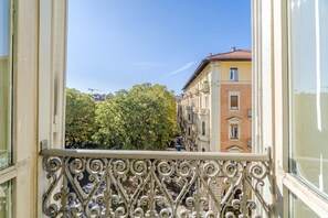 Interior - GuestHost - Charming 85 sqm apartment, ideal for groups or families of up to 5 guests, located on the third floor of a historic building with an elevator (NOT suitable for guests with disabilities).The property is located in an elegant area, right in the (Turin)