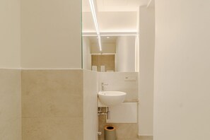 Shower, bidet, towels