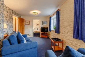 TV - 1 Bed in Two Waters Foot (oc-n27333) (Warleggan)