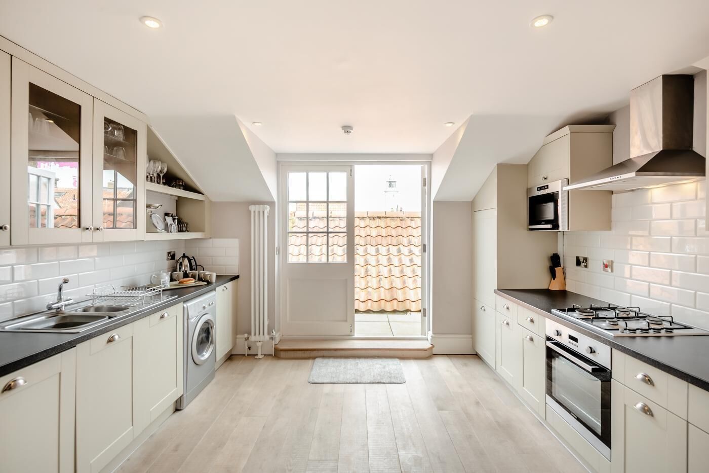 Micro-ondas, fogão, lava-louças, talheres/pratos/utensílios de cozinha