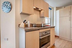 Oven, dishwasher, cookware/dishes/utensils - 1 Bed in Swanage (oc-wy525) (Swanage)