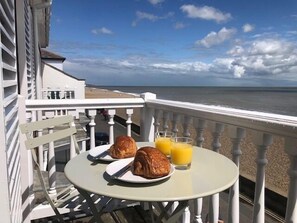 Outdoor dining - 3 Bed in Aldeburgh (oc-reg) (Aldeburgh)