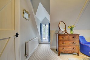 A bedroom with a wooden dresser, a mirror, and a vase with flowers. - 2 Bed in Charminster (oc-wy408) (Charminster)